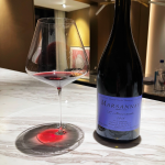 红酒葡萄酒美酒品酒(你闻过春天的草地 折断的松枝 diptyque的浆果香薰吗 喝完整瓶才来小心翼翼的记录一下自己的感受)-喵神素材库