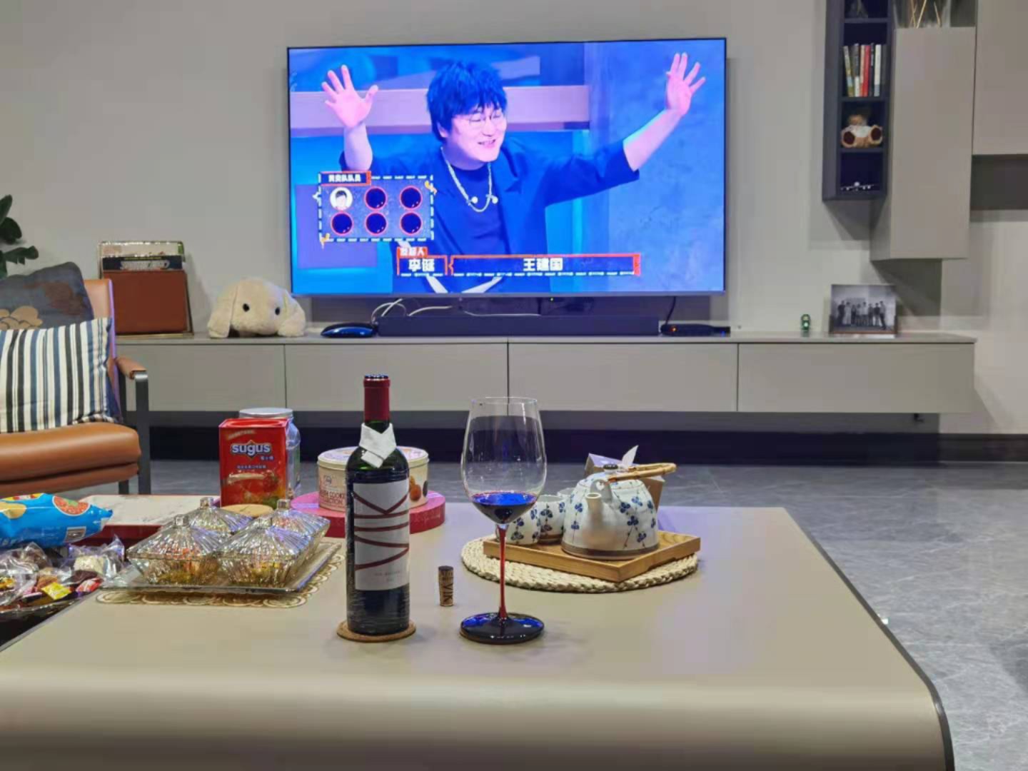 2过年新年在家日常喝酒红酒看电视综艺(新年快乐 )-喵神素材库