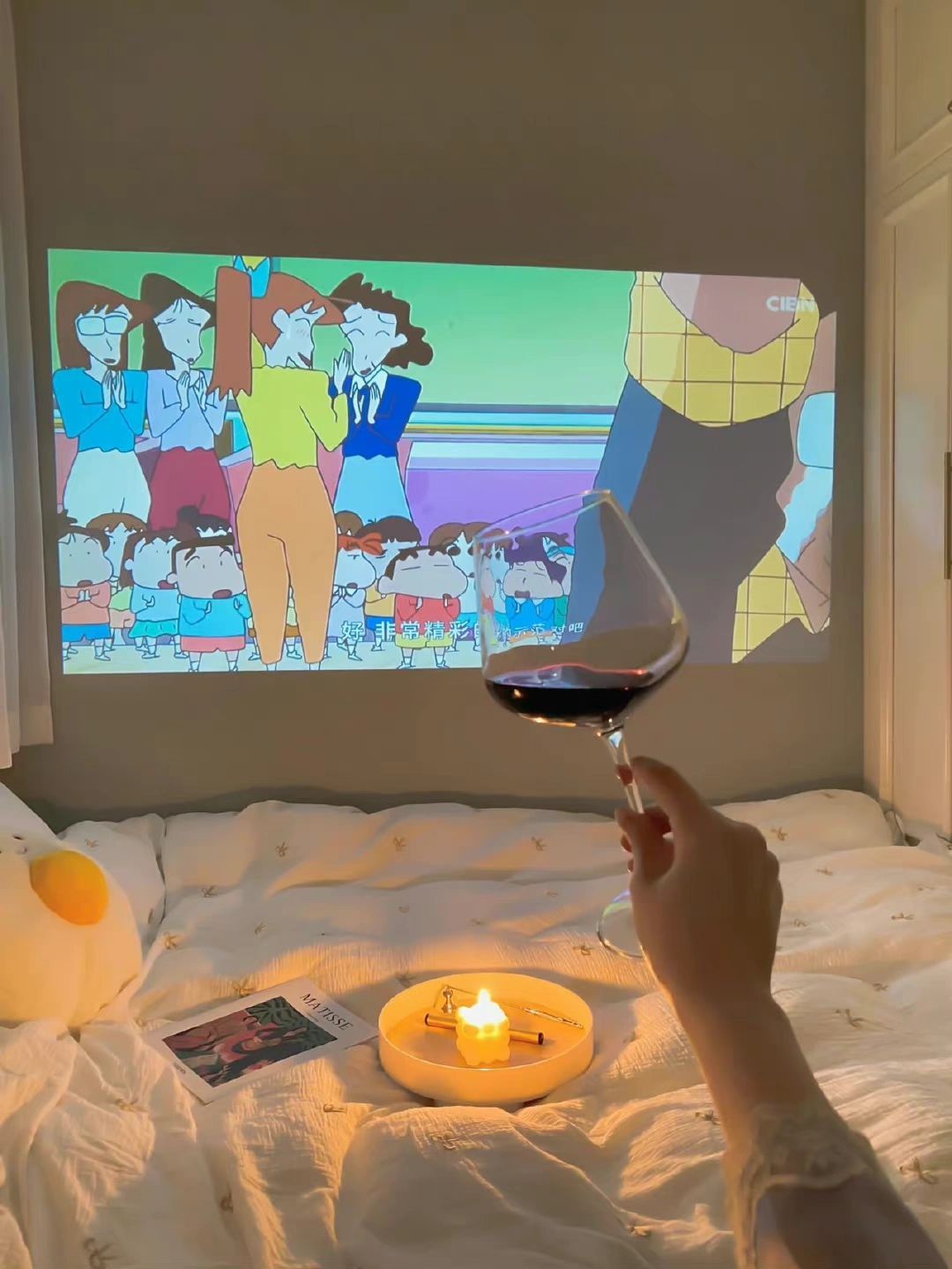喝酒红酒香薰仪式感追剧(买了就不要对比价格，吃了就不要后悔，爱了就不要猜疑，所有的一切只不过是在为自己的选择买单，不要后悔对任何一个人好 哪怕是看错人，哪怕是被辜负，哪怕是撞南墙，因为你对他好不代表他有多好，只是因为你很好。情出自愿 ，事过无悔，不负遇见，不谈亏欠。 )-喵神素材库