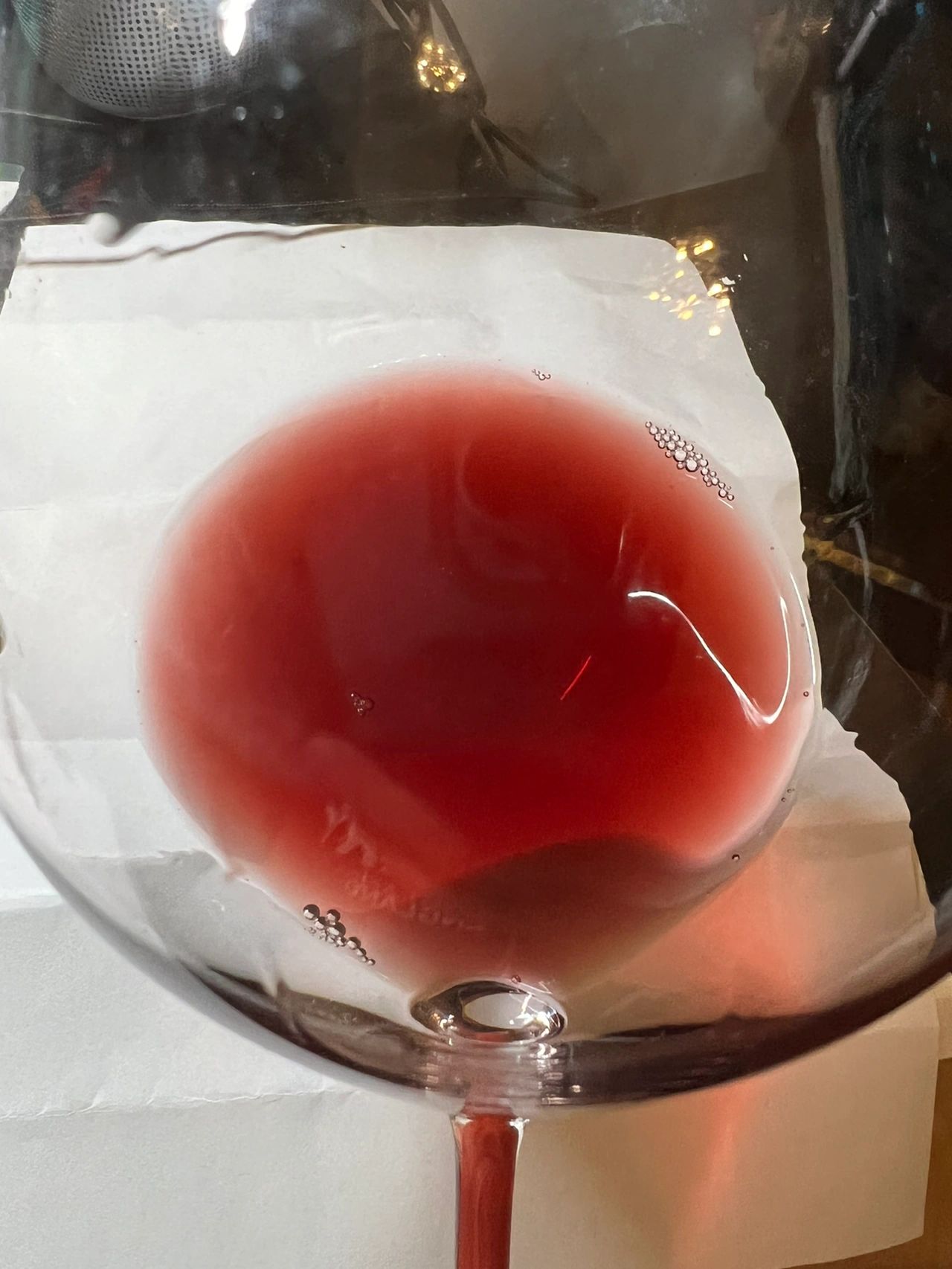 3喝酒红酒葡萄酒品酒ATA range Pinot noir 2017(红樱桃 红树莓 甘草香气突出 再带一点薄荷糖 烤杏仁蘑菇 小茴香香气 平衡偏好8 单宁细腻8+ 全程变化中等8 长度中等8 酒精度13% 脆爽易饮)-喵神素材库