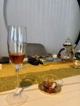 小聚喝酒(醇厚浓郁香甜的口感表现优异的甜酒，酿自含含糖的莫斯卡托适饮温度6～8度，无需醒酒冰酒连我这酒量不行的人都能喝上一杯，流连忘返的口感好酒就是不上头呀)-喵神素材库