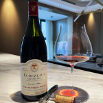 酒酒杯高端上档次(\\t网红的前世 虽然还是没找到老庄主亲自做的酒 但起码又近了一步 这是老庄主走后的第一个年份 大概还是按照老庄主的酿酒方式出品\\t特别是在伊索这种容易踩雷的田 尽管26年过去了 草莓仍然很活泼 化成了草莓果酱的感觉 酸度非常正统 含在嘴里)-喵神素材库