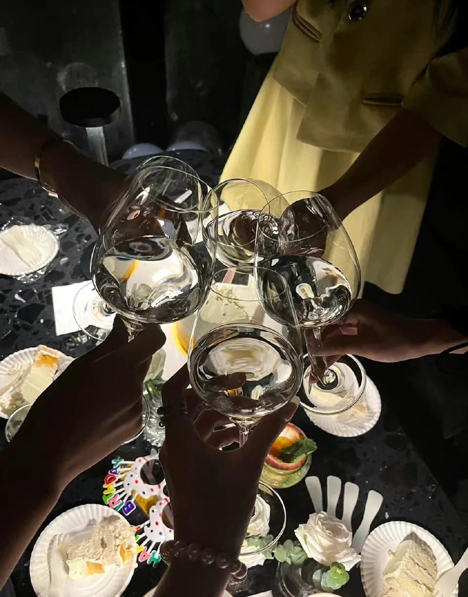生日趴生日蛋糕闺蜜聚会喝酒(觉没有以前的那种快乐了 但是也说不上来因为些什么。)-喵神素材库