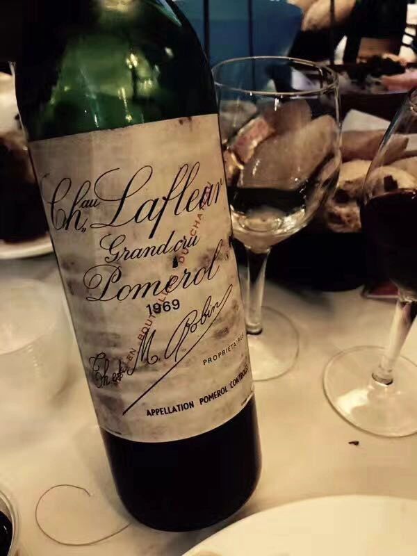 喝酒红酒葡萄酒品酒(开瓶酒还好，没有橡木塞污染，只有一股陈腐味，稍微醒酒，慢慢退去，出现波尔多金典老酒香气，酒体相当薄，单宁已经非常少，酸度还能接受，还是新年份花堡好喝…)-喵神素材库