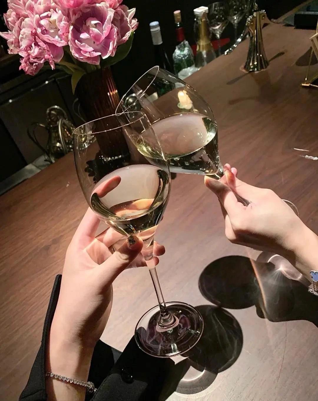 喝酒白葡萄酒品酒(只想享受孤独，舒服又简单的状态！” )-喵神素材库