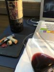 喝酒红酒葡萄酒(入口甘甜清爽 酒体骨架饱满 单宁柔和 颗粒感不足 平衡度一般 长度还可以)-喵神素材库