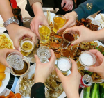 聚餐美食啤酒(“小的时候害怕天亮，因为醒来就要上学，长大后更害怕天亮，因为醒来就是生活，年轻的时候不懂事，懂事的时候不年轻” )-喵神素材库