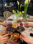 聚餐美食红酒闺蜜(“这世上从不缺让人心动的新鲜感 但长久的陪伴却实属难得.” )-喵神素材库