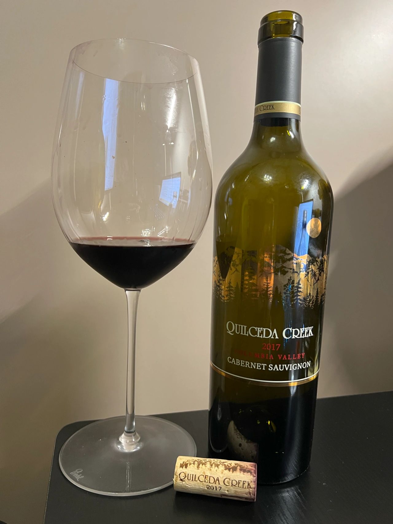 6酒喝酒品酒酒杯(闻上去较强的辛辣感 喝起来 还是优雅多汁 比较清淡 全程在变化 回味没有特别好 喝过最好Washington产区的)-喵神素材库