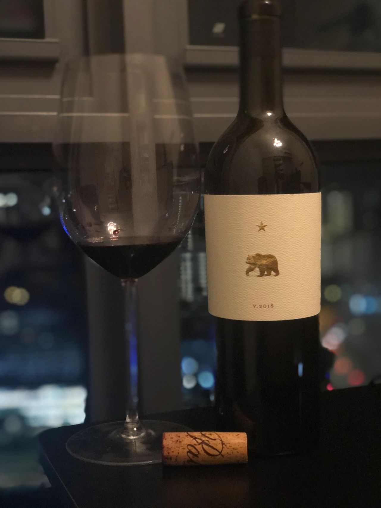 6酒品酒红酒(呈紫红色 酒体偏重 蓝莓 青椒 黑胡椒香气突出再带有一点甘草 肉桂香气 酸度有一点点高 单宁偏粗很明显的颗粒感  )-喵神素材库