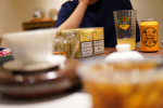 7日式生啤酒麦芽黄啤清爽麦芽(下雨天，酒与老友更配 ，在茶室喝酒也是另一番滋味)-喵神素材库