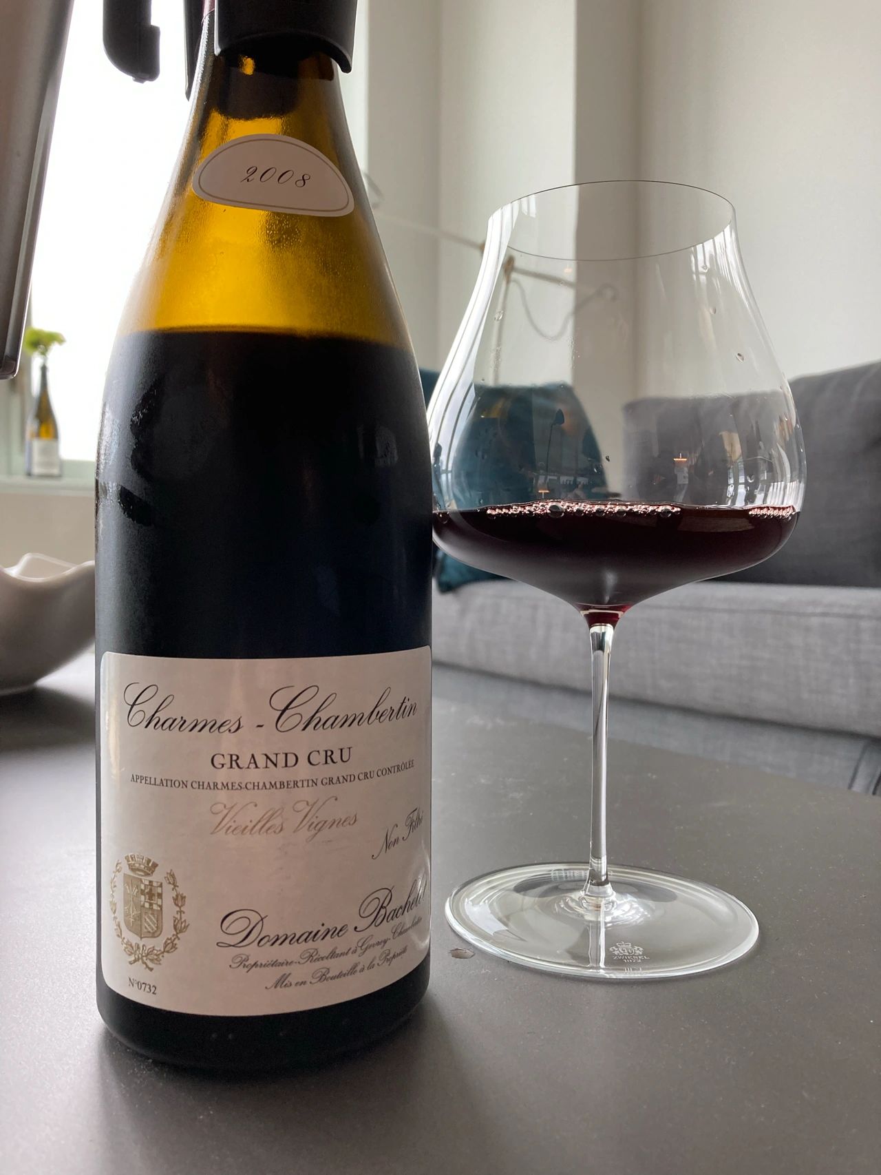 喝酒红酒葡萄酒品酒( 刚倒出是非常成熟甚至有果酱感的莓果香气 但杯中醒了四十分钟后过熟的气息反而散去 有些清凉的薄荷甚至嫩的生姜味 还有些陈皮的感觉 十分迷人 入口酸度挺高的但很平衡可以大口喝)-喵神素材库