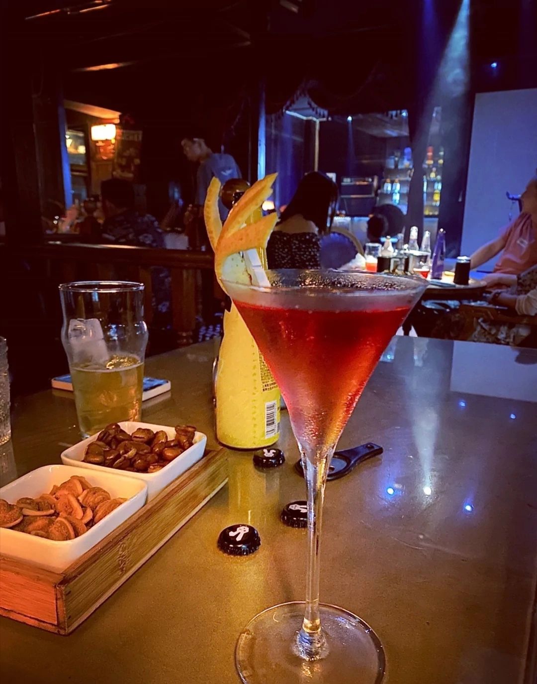 喝酒酒吧微醺氛围感(你可以不喜欢我的模样 我的性格 我的一切 没关系这些本来就不是为你准备的 你只需要 闭嘴就行 )-喵神素材库