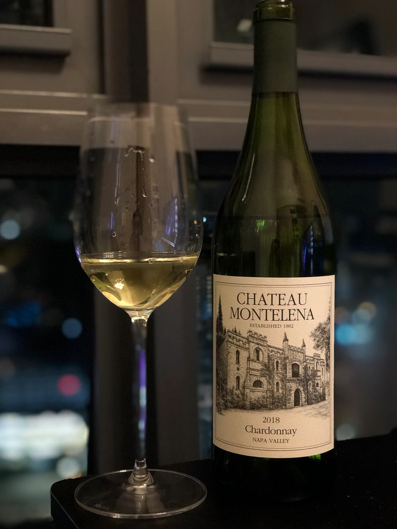 3喝酒白葡萄酒品酒Chateau montelena Chardonnay 2018(呈淡金黄色 新鲜的菠萝柠檬香气 再带有一点黄油 烤坚果香气 平衡度不错 酸度有点疲 长度中等 )-喵神素材库