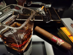 喝酒酒独饮杯子雪茄(任何一种关系都有用尽的时候，这可以解释为什么有些火热的交情毫无来由的就冷淡下来了。这世上的大多数关系都互利型的，当彼此不能持续为对方输送价值，也就渐渐失去了联络的欲望。 )-喵神素材库