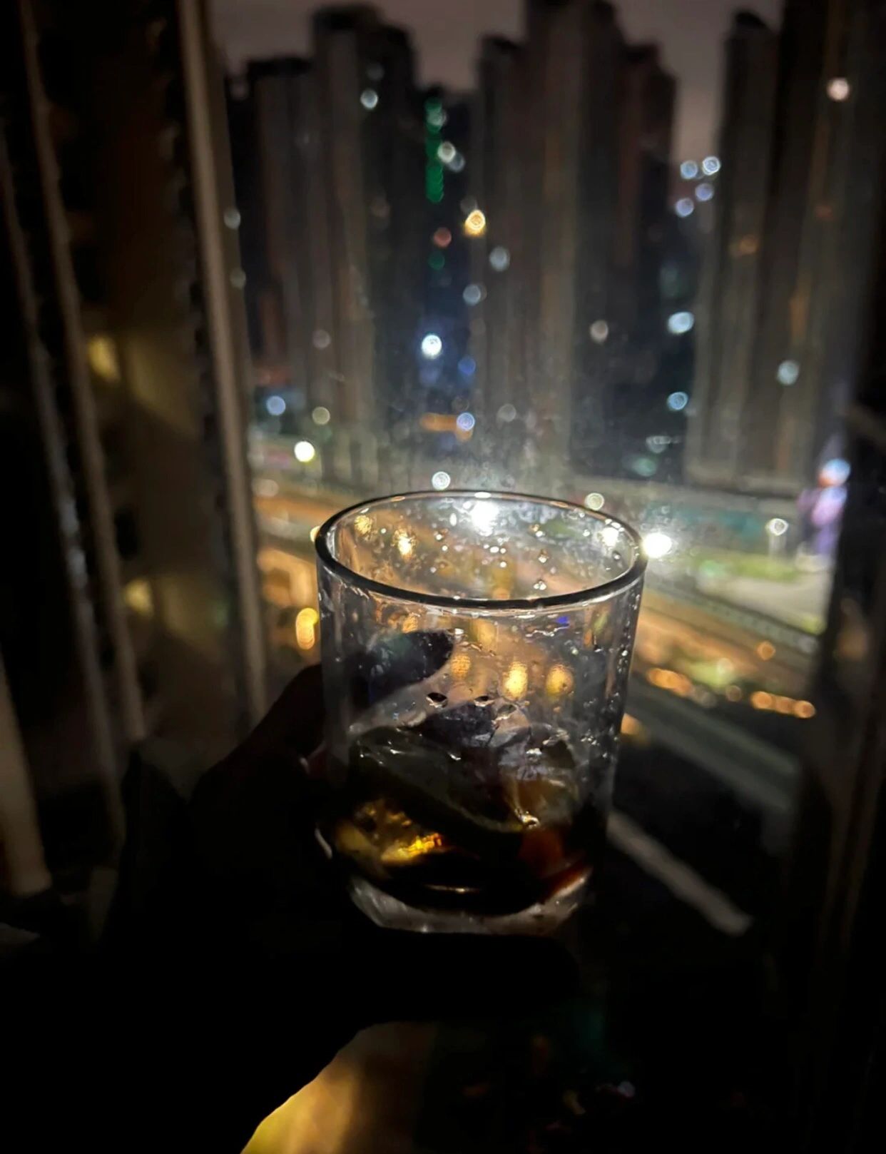 晚上喝酒灯光夜景(生活呢无外乎就是你聪明一点你努力一点然后你过得好一点)-喵神素材库