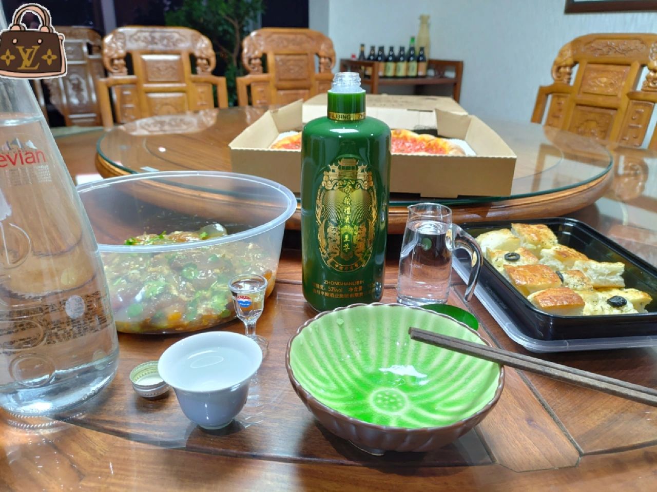 晚餐喝酒白酒糕点甜点餐桌(只要想喝酒了，管它是不是有合适的下酒菜呢)-喵神素材库