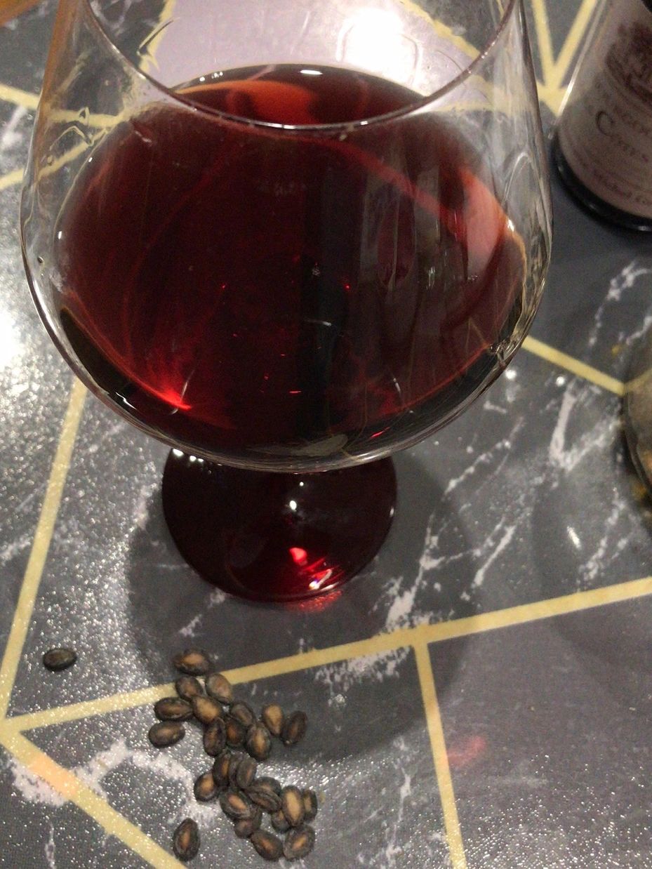 6酒红酒喝酒(开瓶宝石红酒液，香气比较闭塞，一点点紫罗兰，入口精巧的酸浆果在口中铺开，新鲜多汁，柔顺而内敛。)-喵神素材库