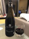 6酒品酒红酒(呈深紫红色 酒体中等 红醋栗 没成熟的蓝莓 黑胡椒和甜椒的辛辣香气突出 口感饱满多汁 平衡度不行 单宁有些松散 )-喵神素材库
