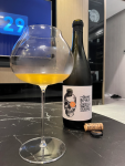 3喝酒葡萄酒CASA ROJO酒庄橙子团2019(酒液是非常透亮的黄金色)-喵神素材库