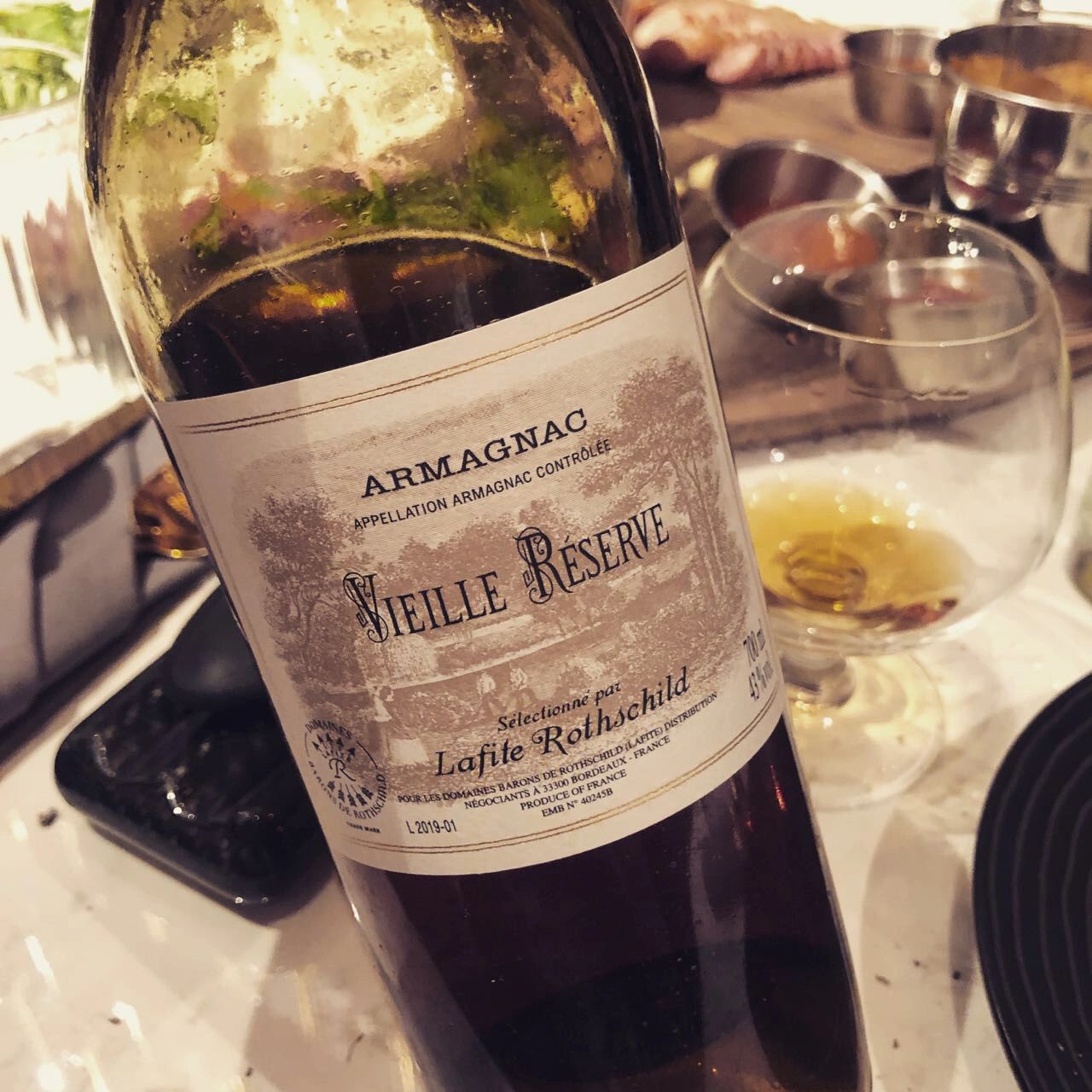 喝酒红酒葡萄酒品酒(酒体饱满有力，口感醇厚、比起干邑要强劲有力，但又极其柔顺，酸度较低于干邑，香气浓郁，拥有焦糖，果葡，梅子干，葡萄干，无花果，余味中还有一些巧克力，非常复杂……..)-喵神素材库