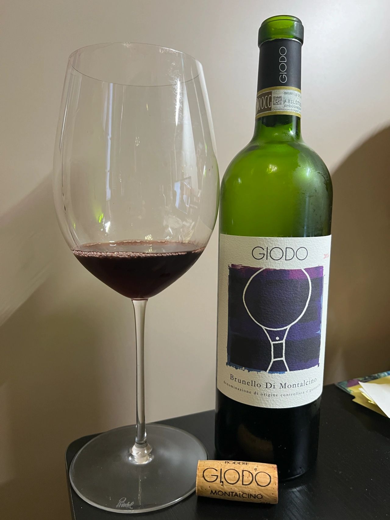 6酒喝酒品酒酒杯(呈宝石红色 青草地 花香 甘草 草莓香气突出 再带一点草药 香料香气 平衡一般 酸度高 长度长 酒精度14%香气口感都有一定的辨识度 香气有些封闭 还没醒开就喝完了)-喵神素材库