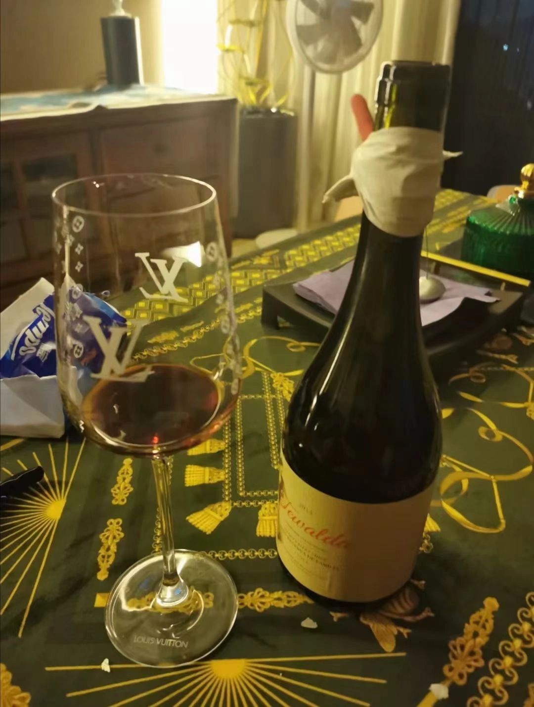 喝酒红酒葡萄酒(动力的源泉，是强烈的欲望和巨大的压力。)-喵神素材库
