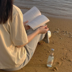 2海边拍照仙女棒晚上黄昏背影酒杯泡泡机干杯看书(日落之后的傍晚，天没有全黑的时候。)-喵神素材库