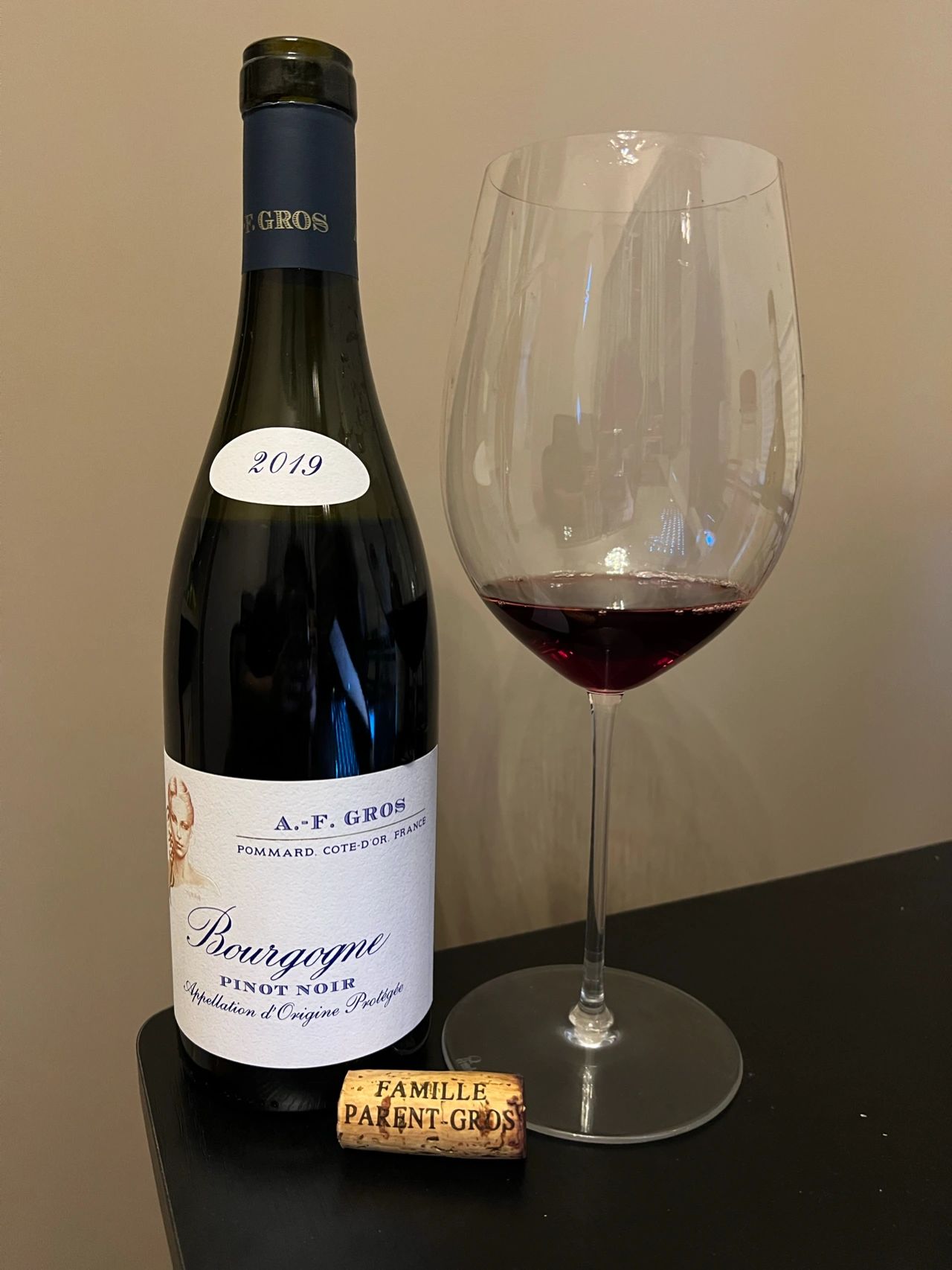 3喝酒红酒葡萄酒品酒Domaine A.F gros Bourgogne Pinot noir 2019(呈宝石红色 酒体偏轻 新鲜的红色水果香气 一点点烟熏味 单宁轻 长度偏短 新鲜的果香 柔和偏淡 价格还过得去 能喝)-喵神素材库