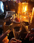 聚餐酒闺蜜香槟烛光晚餐(一个女人的通透，是经历换来的，一个女人的格局，是委屈撑大的，战无不胜无一例外。她活的最明白，最懂事，也最冷漠！这一生到底要有多幸运，才能遇到护你周全，不让你受一点委屈的人 )-喵神素材库