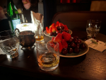 2酒吧夜店喝酒草莓晚上夜晚(去哪都私来最爱的草莓)-喵神素材库