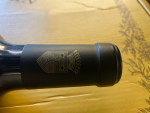 5酒红酒葡萄酒2012金钟(今日推荐:2012金钟金钟酒庄历史悠久，其葡萄种植历史可以追溯至1782年。在宝德·拉弗雷斯特（Bouard de Laforest）家族八代人的精心呵护和传承下，酒庄现已跻身圣埃美隆（Saint-Emilion）顶级名庄之列。往常，金钟的酒标以黄色为基调，而2012年份的金钟酒庄红葡萄酒整体则以黑色为底色，瓶身上采用21.7K黄金镌刻酒标，以突出中间的金钟标志，瓶封上则饰有宝德·拉弗雷斯特家族的徽章。整体设计金光闪耀，贵气十足。金钟酒庄之所以如此重视2012年份，主要有两大原因。一方面，酒庄于2012年晋升为一级A等酒庄，这对酒庄具有里程碑式的意义；另一方面，家族第八代传人——斯蒂芬妮·宝德-里沃尔（Stephanie de Bouard-Rivoal）在这一年正式接任酒庄的管理工作，而且2012年也是该家族定居圣埃美隆的第230周年，非常值得纪念 )-喵神素材库