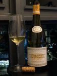 3喝酒白葡萄酒品酒Domaine mugnier j.f clos de la marechale premier cru 2017(呈偏淡的金黄色 黄油 奶酪 蜂蜜 柠檬香气突出 带一点点辛辣感 酸度可口 复杂度不错 长度可以 )-喵神素材库
