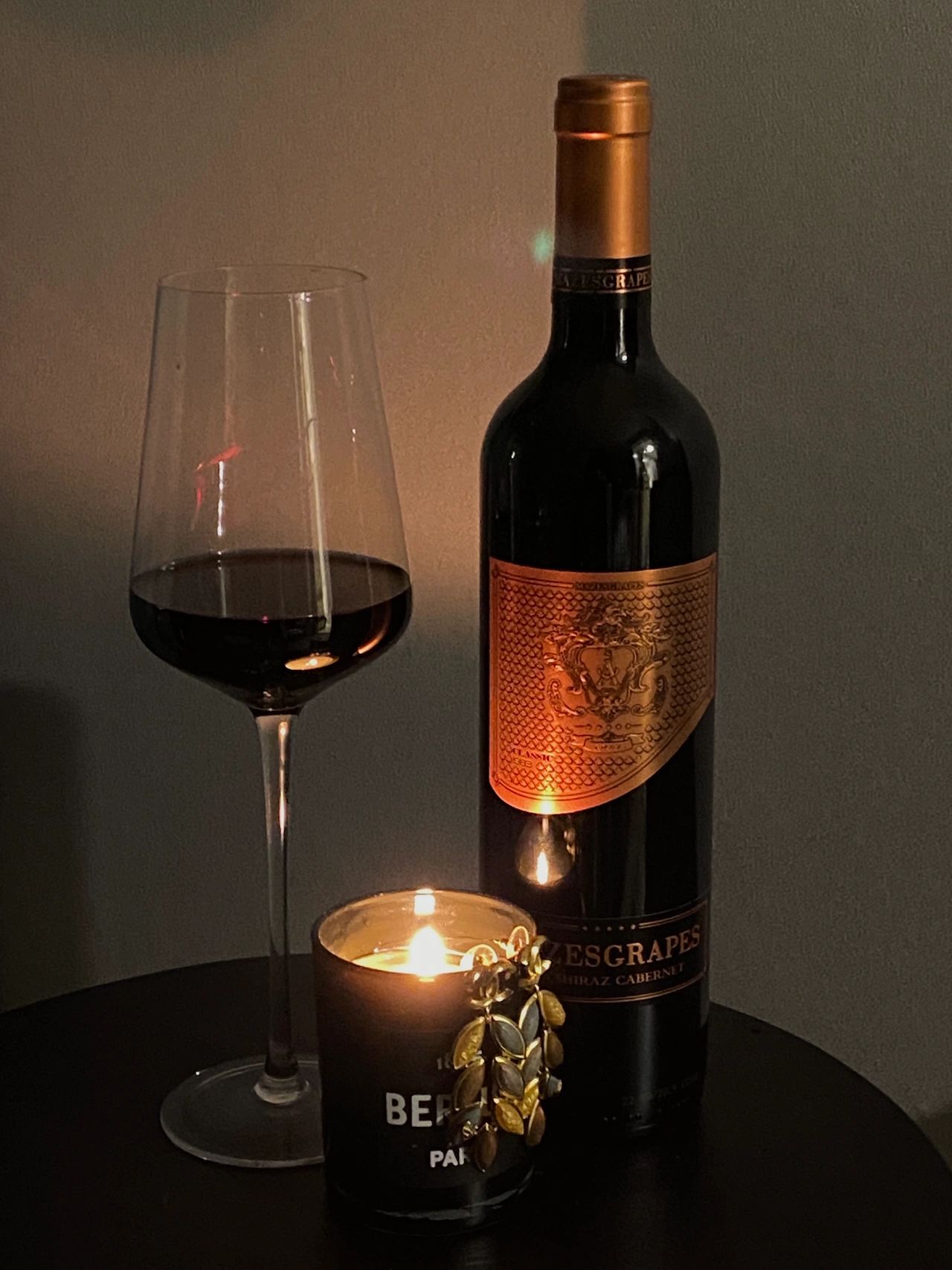 3喝酒红酒葡萄酒品酒曼洛凯撒紫爵(香味：黑洋李仔和香料的辛辣味中带有一丝肉味和泥土的清新口感：入口有强烈的李子及樱桃 伴随着烟熏味 草药 泥土以及黑巧克力味)-喵神素材库