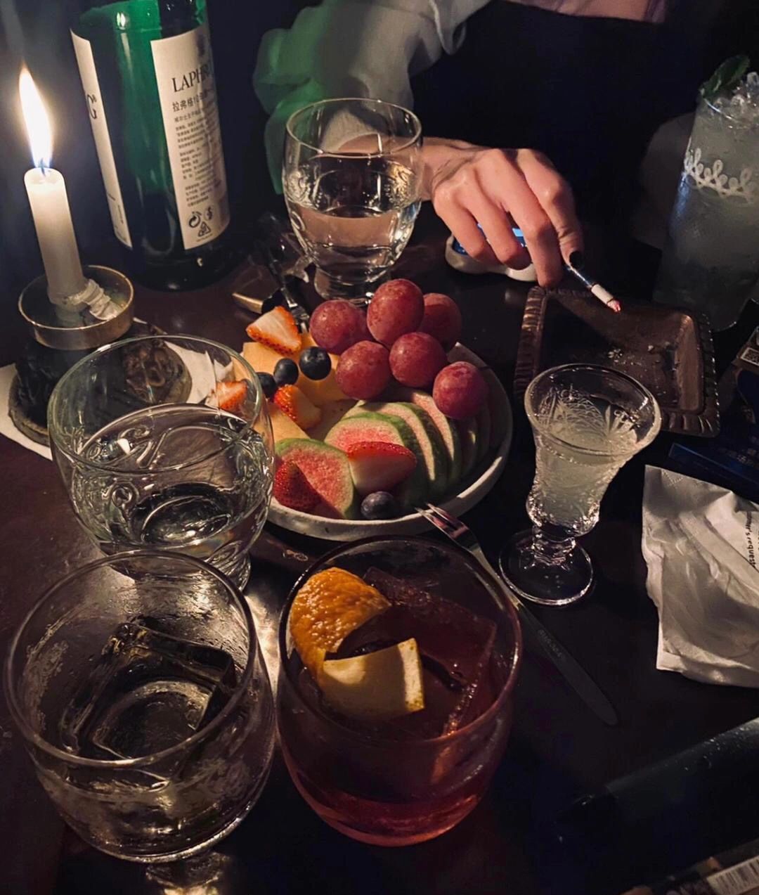 夜晚喝酒吸烟(让一个人大彻大悟的从来不是什么鸡汤，而是爱错一个人，生一场大病，生意失败破产一次，经历最亲的人生离死别，最爱的人背叛伤害，磨难越大，蜕变越大，心不死则道不生，人的末路就是神的开端。” )-喵神素材库