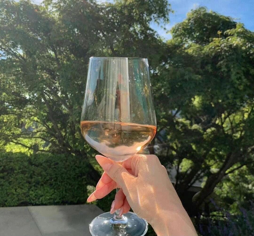 喝酒洋酒白葡萄酒(我终于懂了 真正适合的人不是你拼命去追赶的人 而是当你累的时候 伸手拉着你一起走不放手的人” )-喵神素材库