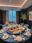 美食餐桌饭店聚会酒杯(人人都希望在平凡的人生里捕获惊喜和壮丽，为此，人们一而再再而三地做着多项选择，且马不停蹄。)-喵神素材库