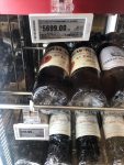 超市酒柜红酒(今天陪大王逛合肥首家盒马，本来想着工作日的中午应该人不多，结果又是乌泱泱的一片，我是一个特别不喜欢排长队的人，买了点东西就撤了。不过盒马的葡萄酒倒是看了一圈，今天先说酒柜。)-喵神素材库