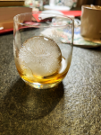 喝酒酒独饮杯子(拉上窗帘摒弃对面的霓虹、侧面的湖景费劲挖出一颗冰球随手拿来杯子)-喵神素材库