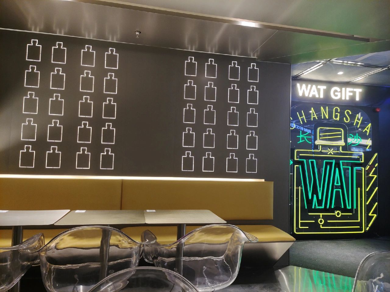3探店洋酒威士忌长沙解放西wat(只卖鸡尾酒的店，可以现场喝可以打包外带，瓶子都很迷你，口味非常多，小食也不错装修风格年轻时尚)-喵神素材库