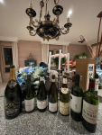 花拍照美酒酒瓶(喜欢花 ，也喜欢酒 ，更是少不了赏花的人和品酒的伴，又是一个开心的周末)-喵神素材库