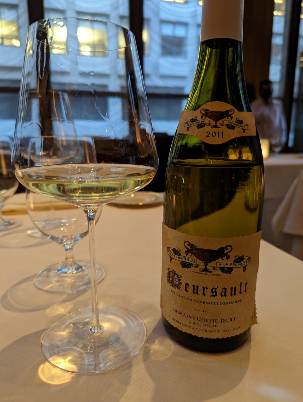 喝酒洋酒白葡萄酒品酒(又是在餐厅开的 开瓶就一鼻子coche dury的火柴味 已经很好喝了 一边喝一边醒 一个多小时候出现橙花香气 梨和白桃的果味 香气上有加了甜香料的黄油感 palate上却不是很油腻 两次喝coche dury都觉得丝毫不肥 好喝都是很好喝 但都觉得似乎回味有点短？遇到了还是估计会喝的)-喵神素材库