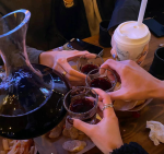 喝酒朋友聚餐红酒(和舒服的人在一起是养生，和有趣的人在一起是养心、和聪明的人在一起是养脑，和三观不同的人在一起是慢性自杀。 )-喵神素材库