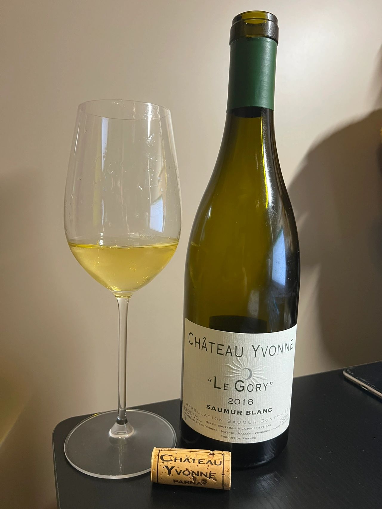 3喝酒白葡萄酒品酒Chateau Yvonne saumur blanc le gory 2018(呈淡黄色带点绿 焦糖柑橘 泥土香气 带一点点香料 花香 酸度偏高 平衡一般 长度中等)-喵神素材库