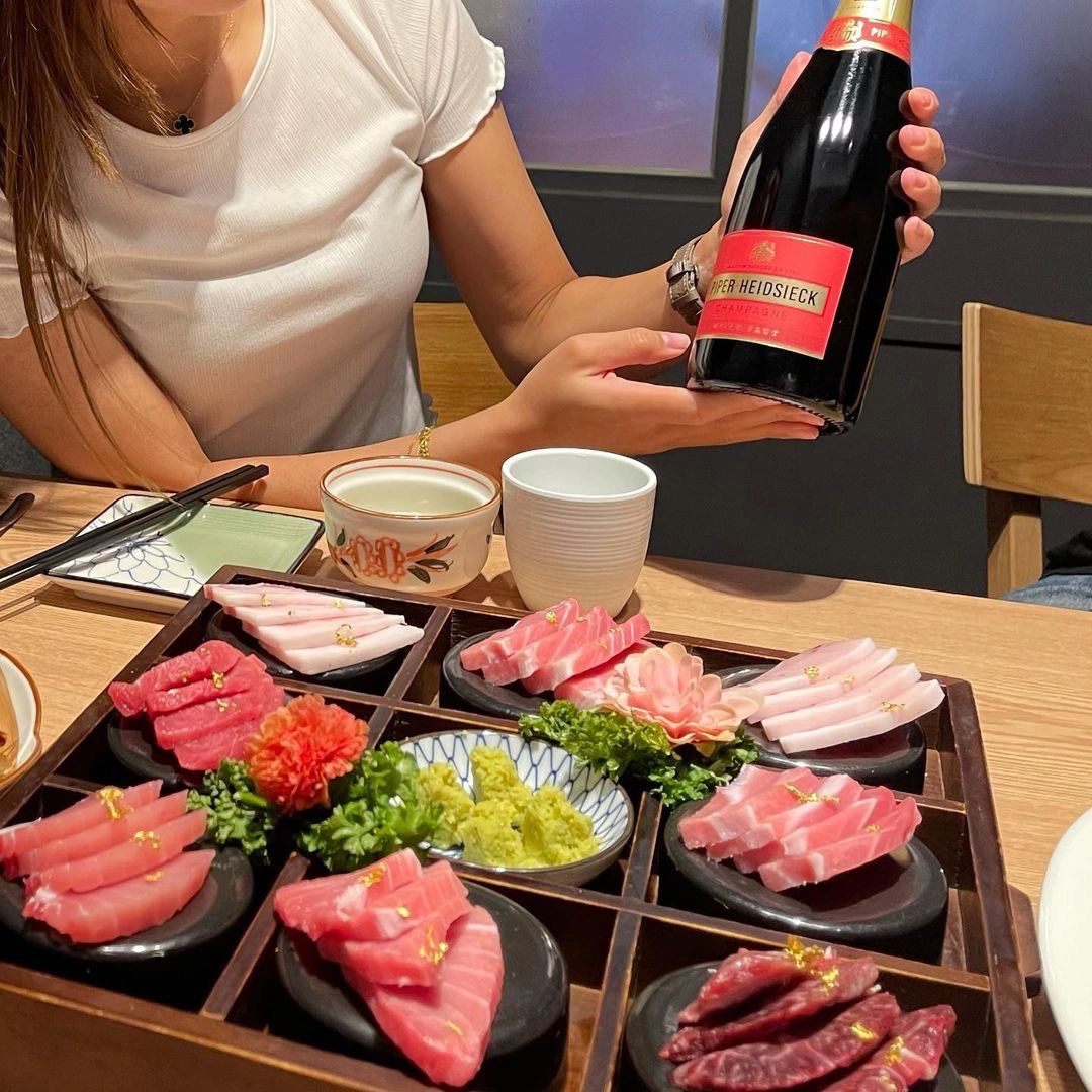美食吃饭餐厅朋友聚餐酒(忙了一周，终于迎来了周末，舒坦我觉得生鱼片和香槟最搭，什么日本清酒…往后站！)-喵神素材库