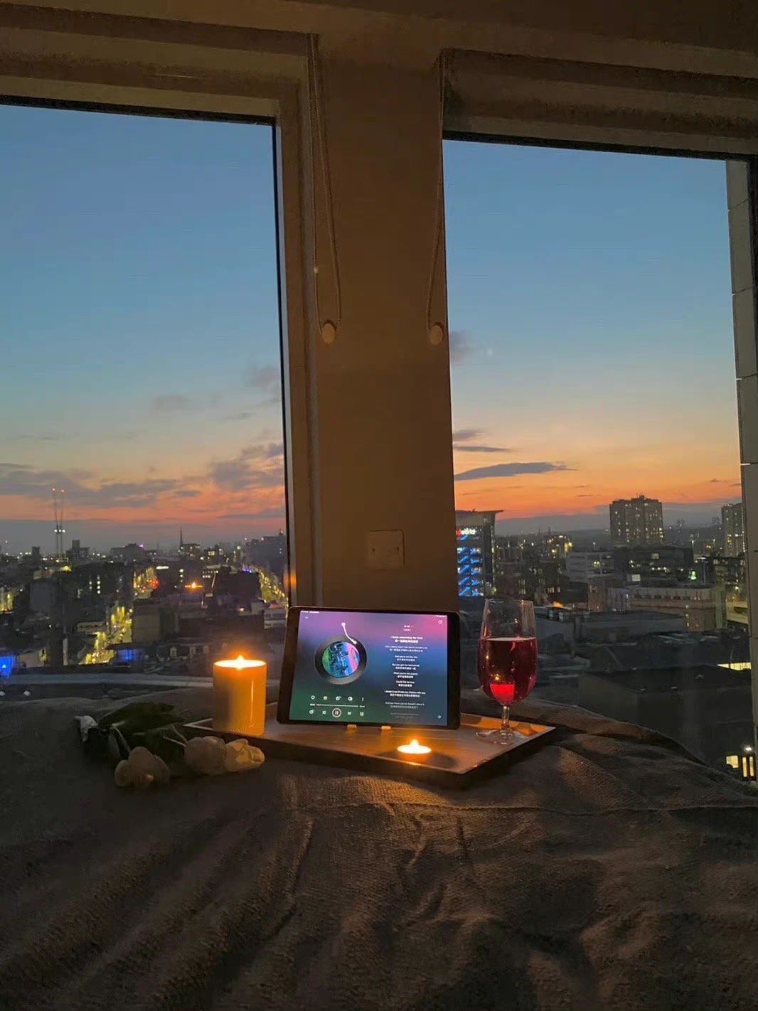 晚上听歌红酒风景仪式感(聪明的女孩都是立的深情人设，是恋爱脑的小女孩。)-喵神素材库