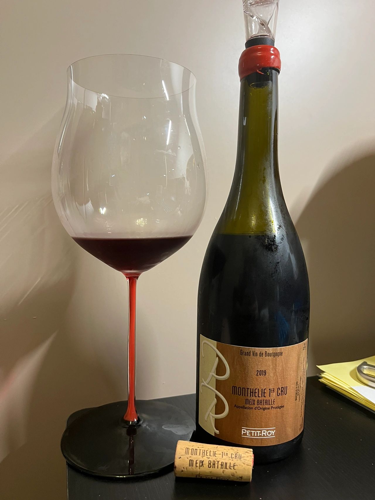 6酒喝酒品酒酒杯(呈浅宝石红色 红色水果 青苔 桂皮香气 单宁偏细腻  平衡度中等偏差 长度中等)-喵神素材库