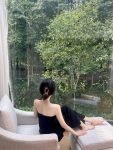 3成都青城山西园雅集度假酒店度假旅游郊游风景拍照美女身材穿搭名媛感(看着窗外绿意盎然，心情也舒畅了不少)-喵神素材库