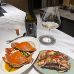 红酒葡萄酒美酒品酒( 好玩的是酒和白肉互不交融 不打扰 试了几种白肉 只要喝一口 瞬间转化为酒的香气 再吃回白肉 又是白肉的鲜嫩 即使是蟹黄这样重的味道 也不会存留许久)-喵神素材库