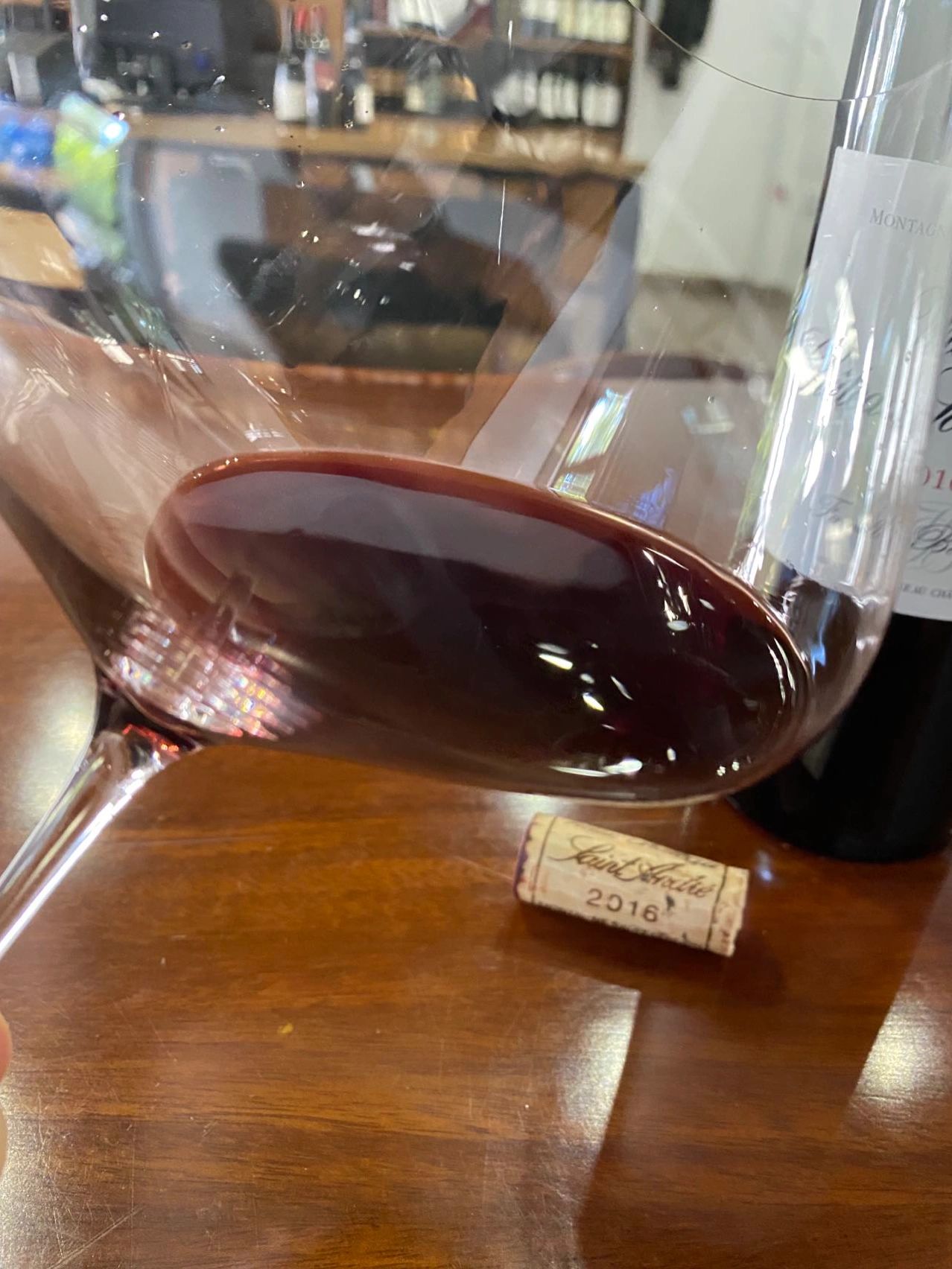 3喝酒红酒葡萄酒品酒酒庄：老圣安德烈 产区：圣埃米隆丘 品种：85%梅洛 15%品丽珠 \\t(有着很好并且复杂的果香，黑樱桃，李子，桑葚，醋栗，和一些淡淡的香料，药材，可可等等，桶味不重，比较精致，入口还是相当平衡，细腻，天鹅绒般的丝滑单宁，酸度表现不错，很好结构，一款优秀的好酒，性价比高，出自伟大的酿酒师之手就是不一样.)-喵神素材库